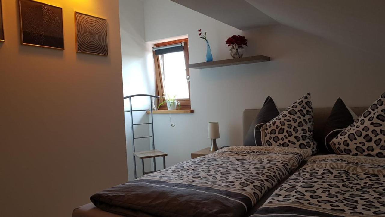 Kleine Gemuetliche Mansardenwohnung Im Suedosten Muenchens Assling Экстерьер фото