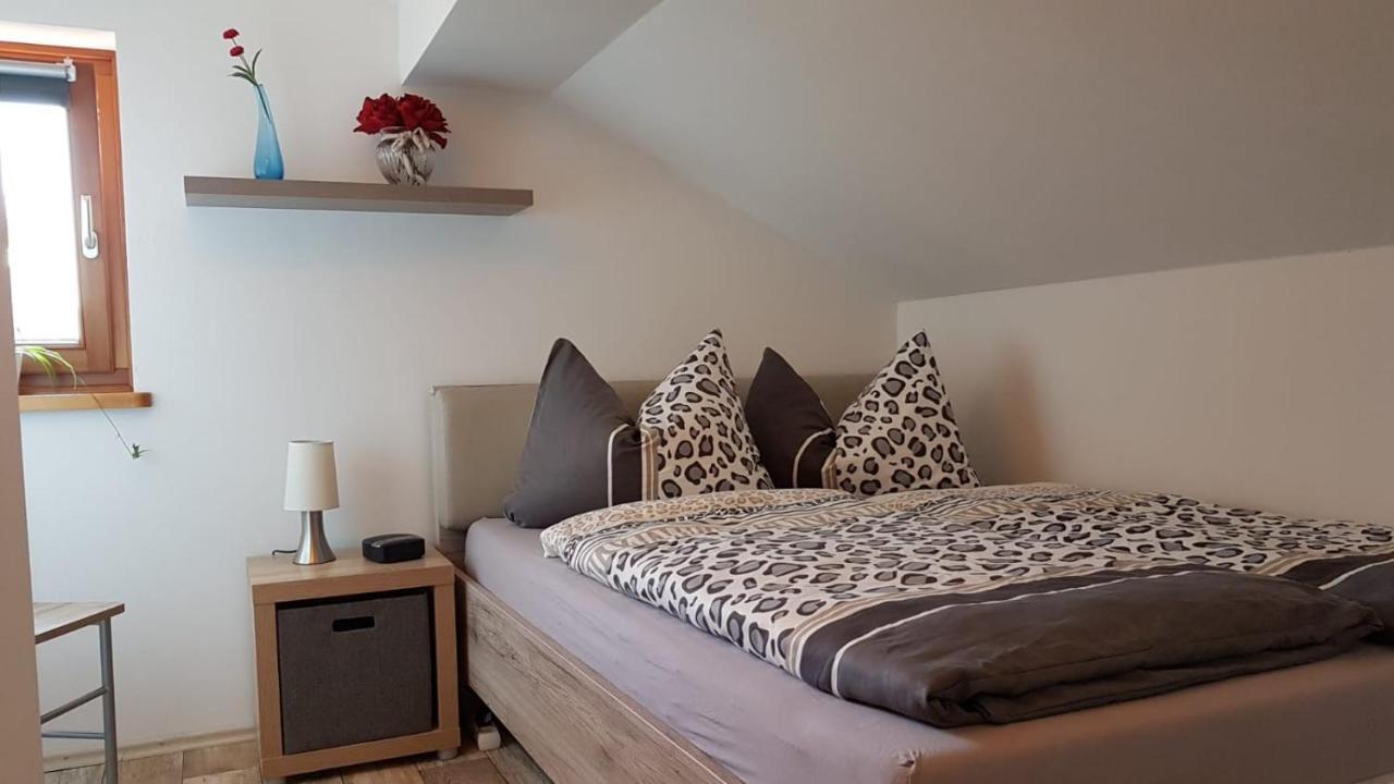 Kleine Gemuetliche Mansardenwohnung Im Suedosten Muenchens Assling Экстерьер фото